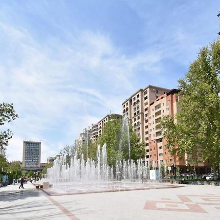 예레반 74/3New Building In The Center Of The Capital 아파트 외부 사진