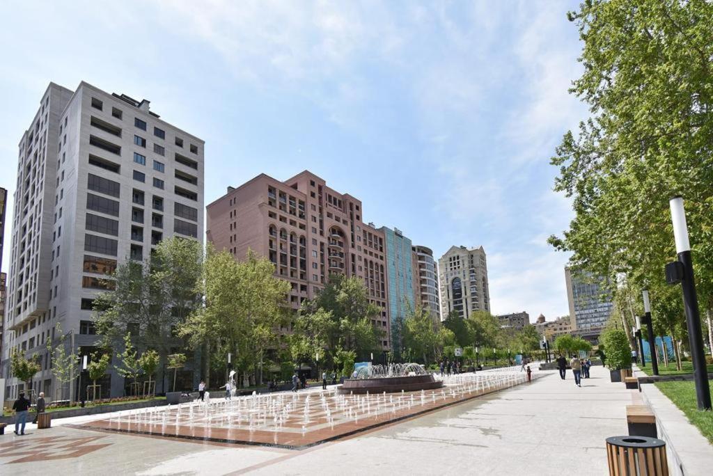 예레반 74/3New Building In The Center Of The Capital 아파트 외부 사진