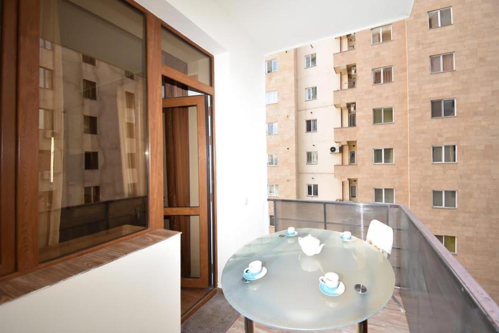 예레반 74/3New Building In The Center Of The Capital 아파트 외부 사진